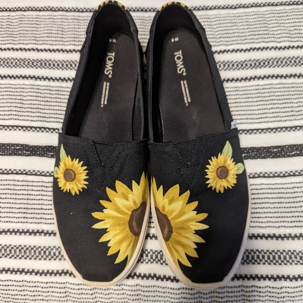 Women's size 8 Toms